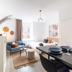 Chic Proche Aeroport & Centre-ville Apartament